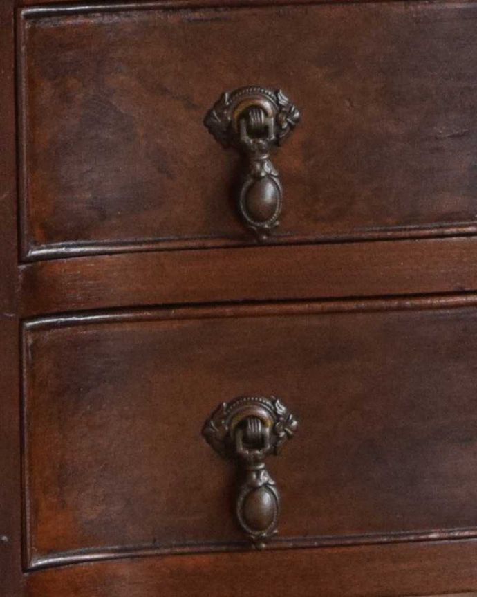 アンティークのチェスト　アンティーク家具　伸張式の天板が付いた、英国輸入のアンティークベットサイドチェスト。優雅な引き出しの取っ手です。(q-975-f)