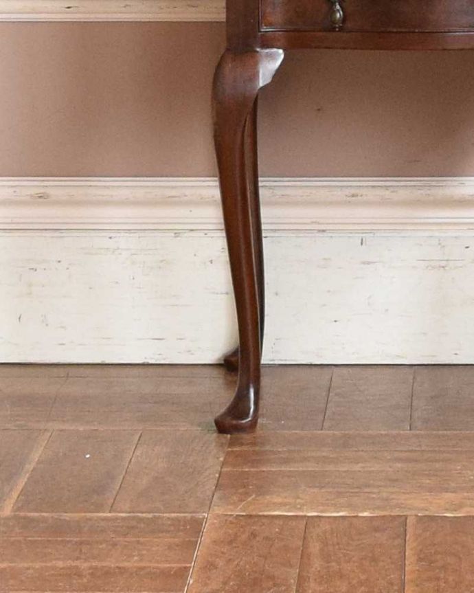 アンティークのチェスト　アンティーク家具　伸張式の天板が付いた、英国輸入のアンティークベットサイドチェスト。人気の猫脚です。(q-975-f)