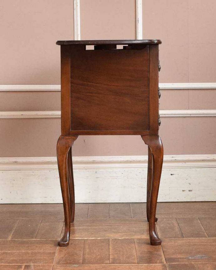 アンティークのチェスト　アンティーク家具　伸張式の天板が付いた、英国輸入のアンティークベットサイドチェスト。片開きの状態でもご使用頂けます。(q-975-f)