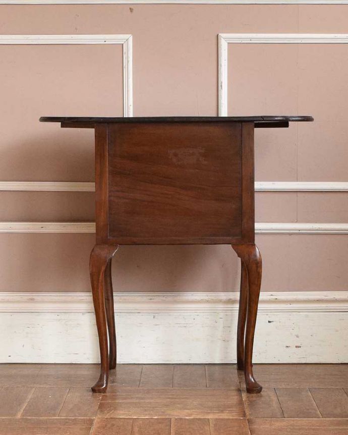 アンティークのチェスト　アンティーク家具　伸張式の天板が付いた、英国輸入のアンティークベットサイドチェスト。アンティークは新品ではないので、もちろん経年変化によるキズはありますが、専門の職人が目立たないようキレイにお直しをしているので、後姿までキレイです。(q-975-f)