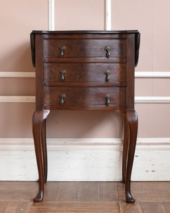 アンティークのチェスト　アンティーク家具　伸張式の天板が付いた、英国輸入のアンティークベットサイドチェスト。天板を広げたり閉じたりするのは簡単！女性の力で大丈夫です。(q-975-f)
