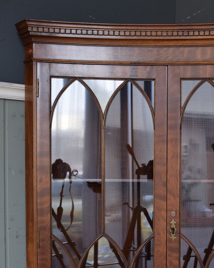 アンティークのキャビネット アンティーク家具 英国輸入のアンティーク家具、曲線が美しいコーナーキャビネット。どんなものを飾っても、素敵に見えてしまうキャビネット。(q-976-f)