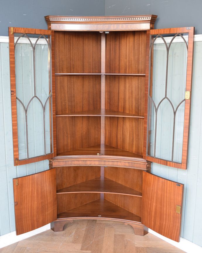 アンティークのキャビネット アンティーク家具 英国輸入のアンティーク家具、曲線が美しいコーナーキャビネット。何を入れようか迷ってしまいますね。(q-976-f)