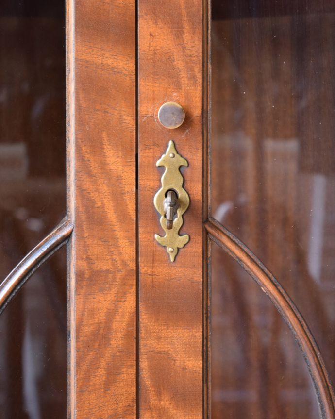 アンティークのキャビネット アンティーク家具 英国輸入のアンティーク家具、曲線が美しいコーナーキャビネット。鍵を引っ掛けて取っ手のようにして開閉してください。(q-976-f)