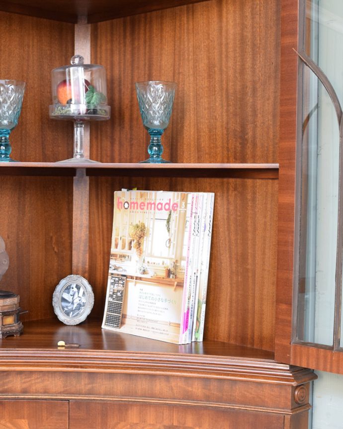 アンティークのキャビネット アンティーク家具 英国輸入のアンティーク家具、曲線が美しいコーナーキャビネット。雑誌やA4サイズのファイルも収納できます。(q-976-f)