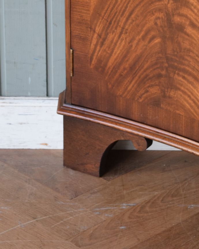 アンティークのキャビネット アンティーク家具 英国輸入のアンティーク家具、曲線が美しいコーナーキャビネット。きちんと支えます。(q-976-f)