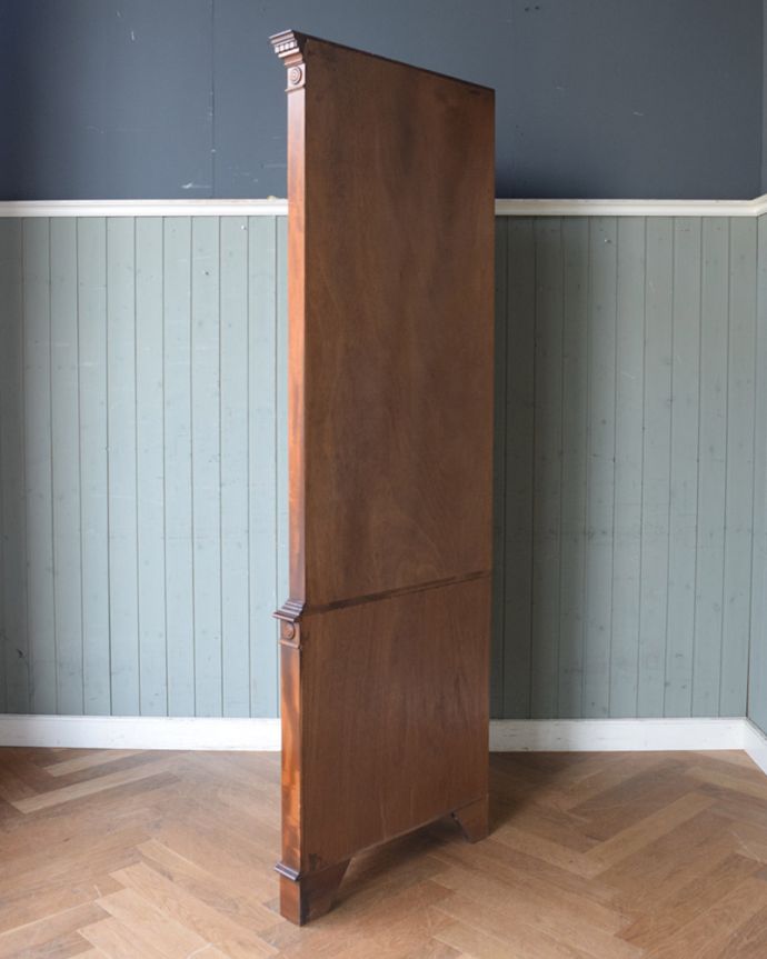 アンティークのキャビネット アンティーク家具 英国輸入のアンティーク家具、曲線が美しいコーナーキャビネット。丈夫に作られているので、長くお使いいただけます。(q-976-f)