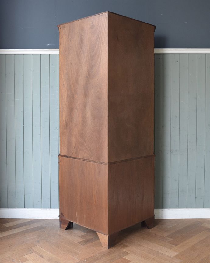 アンティークのキャビネット アンティーク家具 英国輸入のアンティーク家具、曲線が美しいコーナーキャビネット。アンティークは新品ではないので、もちろん経年変化によるキズはありますが、専門の職人が目立たないようキレイにお直しをしているので、後姿までキレイです。(q-976-f)