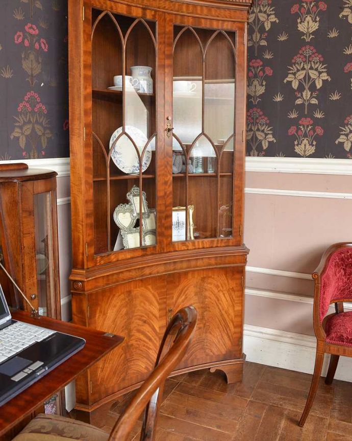 アンティークのキャビネット アンティーク家具 英国輸入のアンティーク家具、曲線が美しいコーナーキャビネット。お部屋の隅っこを彩ってくれます角にピタッとおさまってくれて、優雅な雰囲気を醸し出してくれるんです。(q-976-f)