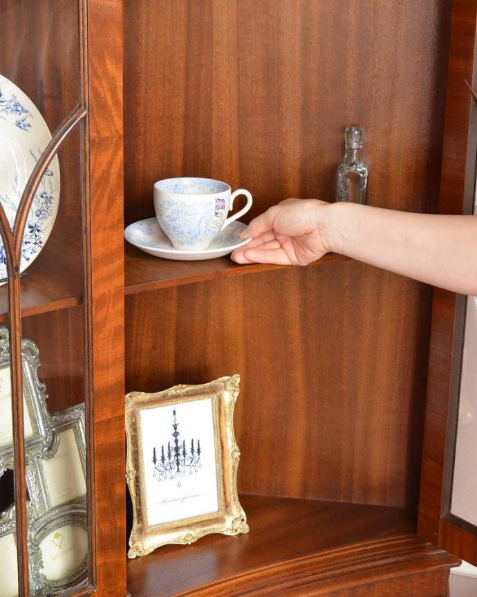 アンティークのキャビネット アンティーク家具 英国輸入のアンティーク家具、曲線が美しいコーナーキャビネット。何を入れてもOK!全部が素敵に見えちゃう!飾るものがないから…なんて思わないで、お家にあるお客様用のカップなどを入れてみましょう。(q-976-f)