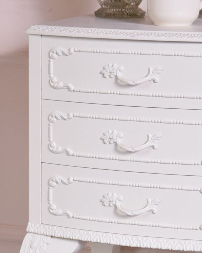 アンティークのチェスト　アンティーク家具　フランスからの可愛いアンティーク家具、ホワイトペイントのベッドサイドチェスト。ホワイトのペイントがフランスらしく、爽やかです。(q-980-f)