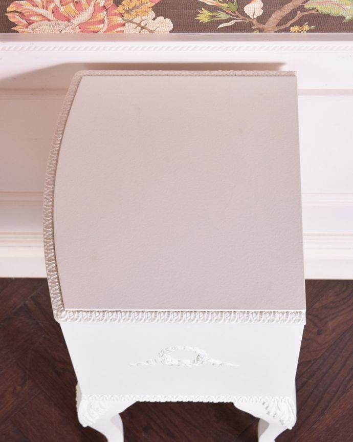 アンティークのチェスト　アンティーク家具　フランスからの可愛いアンティーク家具、ホワイトペイントのベッドサイドチェスト。天板ももちろんピカピカにお直ししています。(q-980-f)