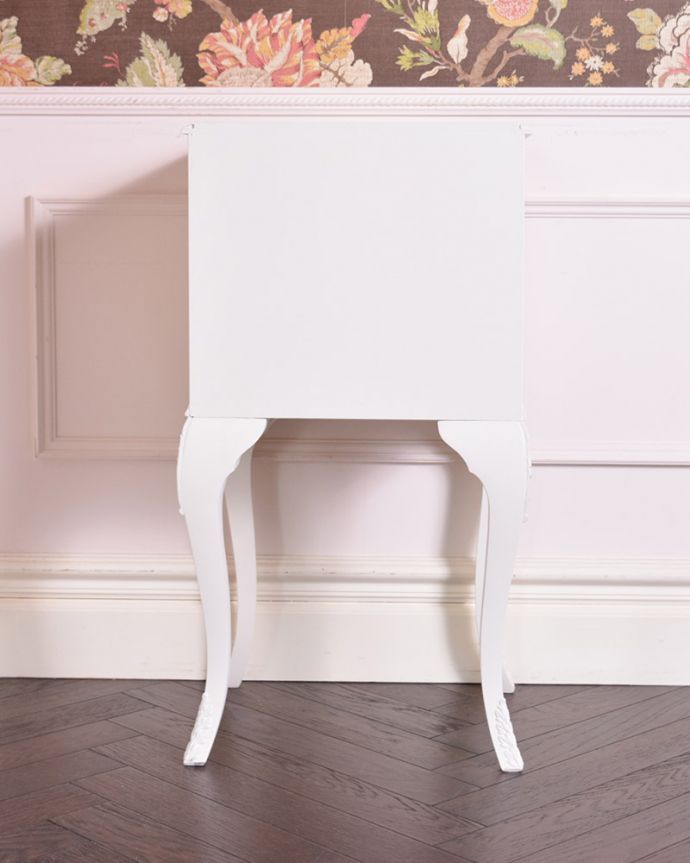 アンティークのチェスト　アンティーク家具　フランスからの可愛いアンティーク家具、ホワイトペイントのベッドサイドチェスト。アンティークは新品ではないので、もちろん経年変化によるキズはありますが、専門の職人が目立たないようキレイにお直しをしているので、後姿までキレイです。(q-980-f)