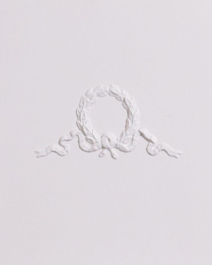 アンティークのチェスト　アンティーク家具　フランスからの可愛いアンティーク家具、ホワイトペイントのベッドサイドチェスト。サイドにはリースの彫りが刻まれています。(q-980-f)