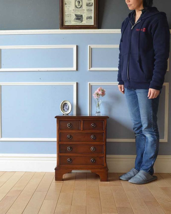 アンティークのチェスト　アンティーク家具　ベッドルームで使えるコンパクトなチェスト、マホガニー材の英国輸入家具。小さくても一人前。(q-984-f)