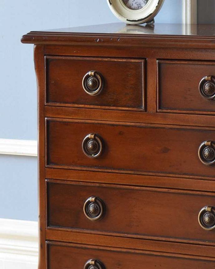 アンティークのチェスト　アンティーク家具　ベッドルームで使えるコンパクトなチェスト、マホガニー材の英国輸入家具。木目で勝負！アンティークだから手に入る素材のよさシンプルなデザインなのに惹きつけられちゃう一番の魅力は、やはり使われている素材。(q-984-f)