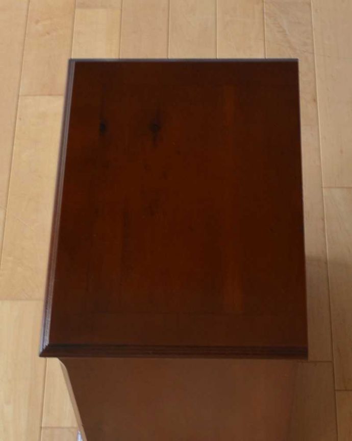 アンティークのチェスト　アンティーク家具　ベッドルームで使えるコンパクトなチェスト、マホガニー材の英国輸入家具。ピカピカに仕上げましたベッドやソファの横でモノを置いて使えるように、修復する時、天板の塗装もキレイに仕上げました。(q-984-f)