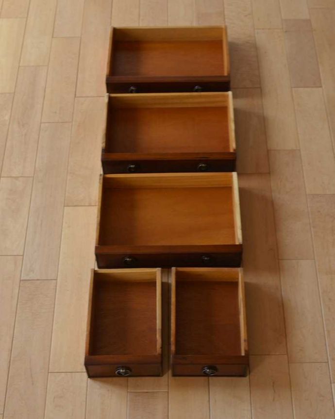 アンティークのチェスト　アンティーク家具　ベッドルームで使えるコンパクトなチェスト、マホガニー材の英国輸入家具。引き出しの中もとってもキレイですチェストで一番きになるのはやはり引き出しの中。(q-984-f)