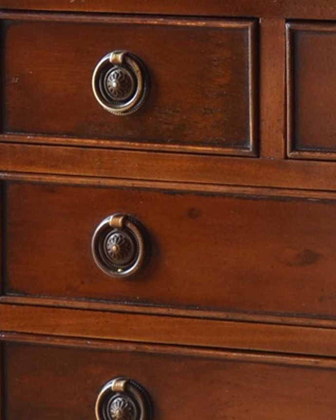 アンティークのチェスト　アンティーク家具　ベッドルームで使えるコンパクトなチェスト、マホガニー材の英国輸入家具。アンティークらしい取っ手取っ手のデザインまで高級感があるアンティーク家具。(q-984-f)