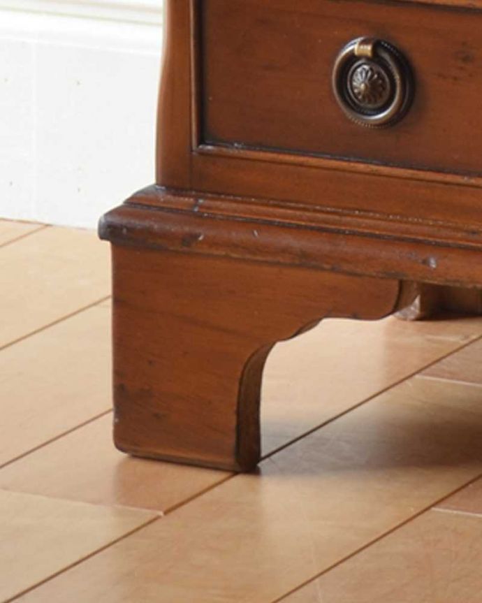 アンティークのチェスト　アンティーク家具　ベッドルームで使えるコンパクトなチェスト、マホガニー材の英国輸入家具。女性1人でラクラク運べちゃう仕掛けHandleのアンティーク家具は、脚の裏にフェルトキーパーをお付けしています。(q-984-f)