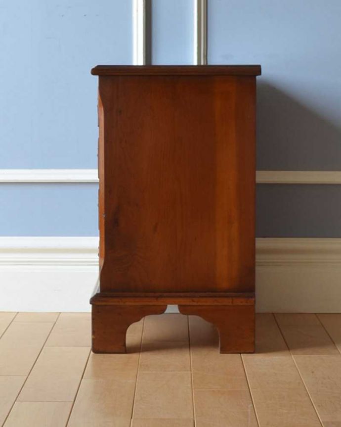 アンティークのチェスト　アンティーク家具　ベッドルームで使えるコンパクトなチェスト、マホガニー材の英国輸入家具。横から見てもキレイですもちろん、横顔だってキレイ！どこから見ても絵になります。(q-984-f)