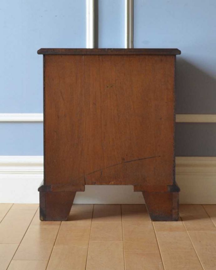 アンティークのチェスト　アンティーク家具　ベッドルームで使えるコンパクトなチェスト、マホガニー材の英国輸入家具。後ろ姿も見て下さいアンティークは新品ではないので、もちろん経年変化によるキズはありますが、専門の職人が修復しました。(q-984-f)