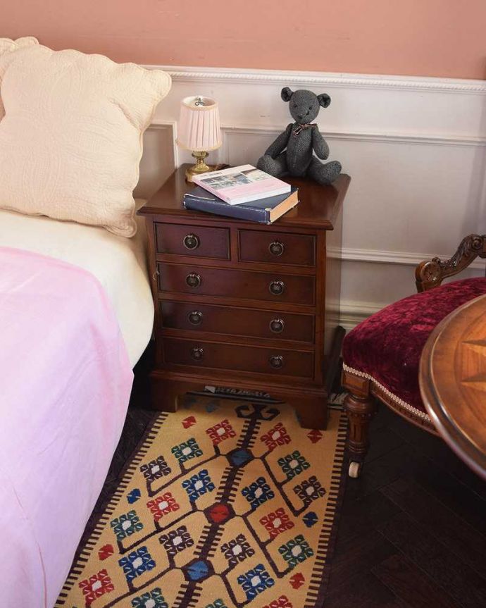 アンティークのチェスト　アンティーク家具　ベッドルームで使えるコンパクトなチェスト、マホガニー材の英国輸入家具。ベッドサイドにもピッタリ！読みかけの本や、日記帳などを収納しても良いですね。(q-984-f)