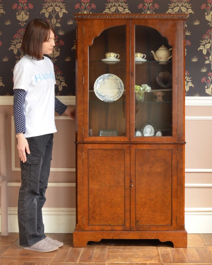 アンティークのキャビネット アンティーク家具 美しいウォルナット材のアンティーク家具、英国のガラスキャビネット(ブックケース) 。眺めているだけで幸せ・・・芸術的に美しいディスプレイキャビネットは、置くだけで周りの空気を変えてくれます。(q-989-f)