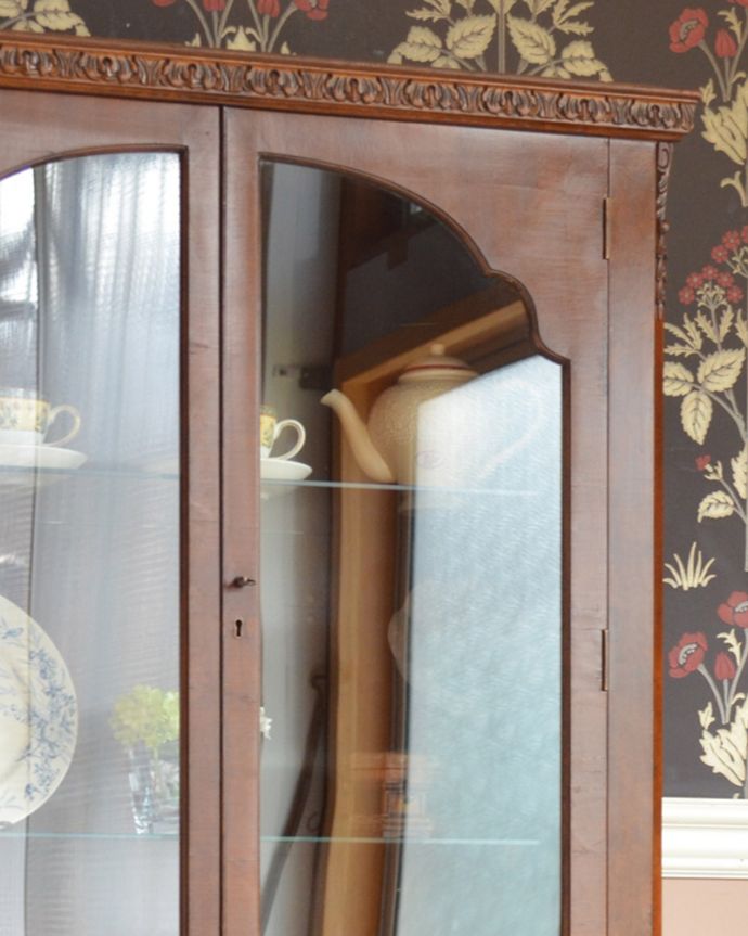 アンティークのキャビネット アンティーク家具 美しいウォルナット材のアンティーク家具、英国のガラスキャビネット(ブックケース) 。ガラス越しに中をのぞいてみると・・・中に入れたものが、なんだかちょっと高級に見えちゃうんです。(q-989-f)