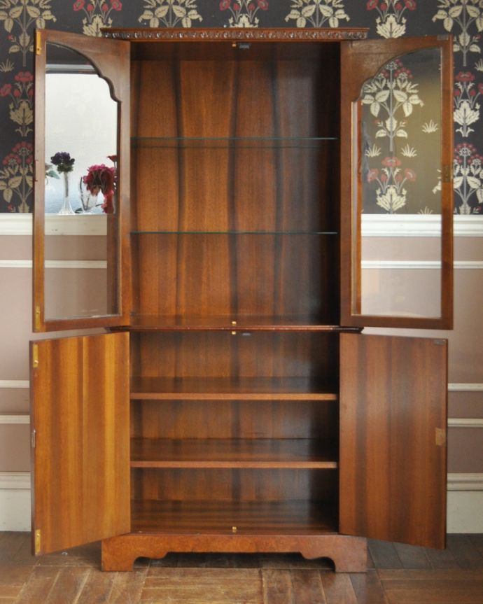 アンティークのキャビネット アンティーク家具 美しいウォルナット材のアンティーク家具、英国のガラスキャビネット(ブックケース) 。扉の中を開けてみると・・・職人が扉の中もキレイに修復したので、安心していろんなものを実用的に収納してお使いください。(q-989-f)