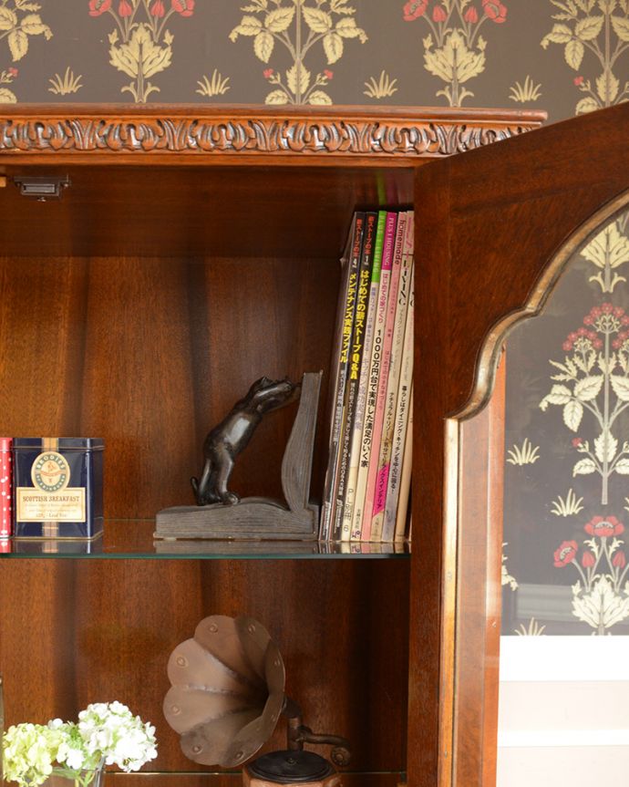 アンティークのキャビネット アンティーク家具 美しいウォルナット材のアンティーク家具、英国のガラスキャビネット(ブックケース) 。扉の中は収納たっぷりA4サイズの雑誌までしっかり収納出来ちゃう大きさ。(q-989-f)