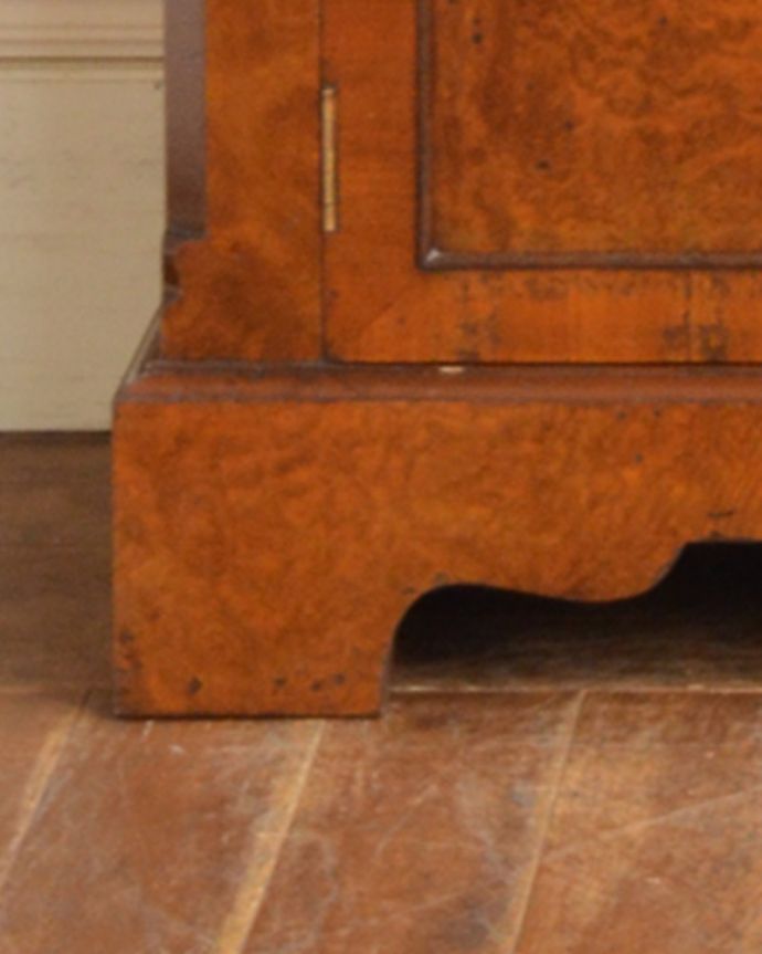 アンティークのキャビネット アンティーク家具 美しいウォルナット材のアンティーク家具、英国のガラスキャビネット(ブックケース) 。女性1人でラクラク運べちゃうんですHandleのアンティークは、脚の裏にフェルトキーパーをお付けしています。(q-989-f)