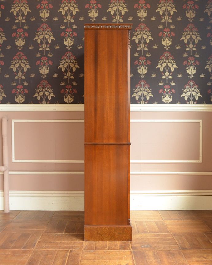 アンティークのキャビネット アンティーク家具 美しいウォルナット材のアンティーク家具、英国のガラスキャビネット(ブックケース) 。横から見てもステキどこから見られてもいいように横側もしっかり修復したので横顔も優雅なんです。(q-989-f)