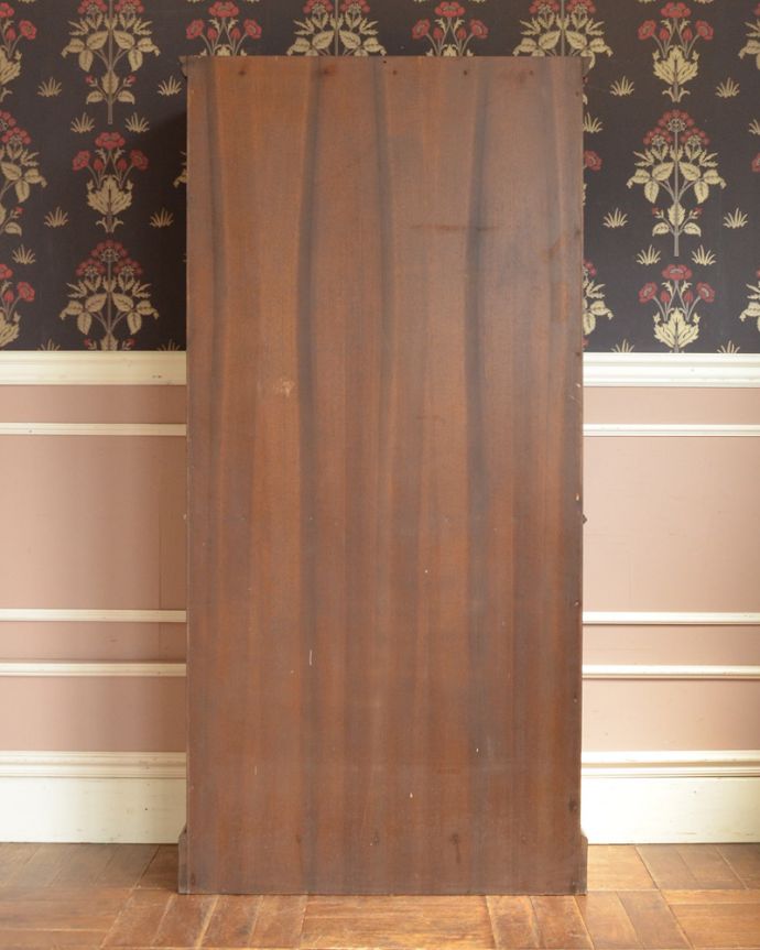 アンティークのキャビネット アンティーク家具 美しいウォルナット材のアンティーク家具、英国のガラスキャビネット(ブックケース) 。後ろ姿にも気を使ってますアンティークは新品ではないので、もちろん経年変化によるキズはありますが、専門の職人が修復しているので、後ろ姿までキレイです。(q-989-f)