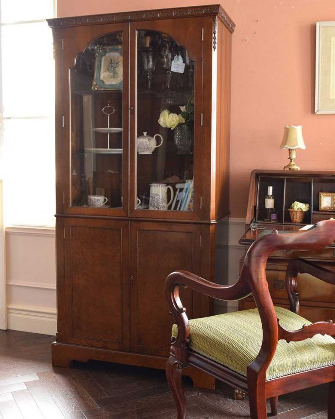 アンティークのキャビネット アンティーク家具 美しいウォルナット材のアンティーク家具、英国のガラスキャビネット(ブックケース) 。食器棚にも、本棚にも・・・アンティークにしてはめずらしい上下扉タイプの日本向きの形。(q-989-f)