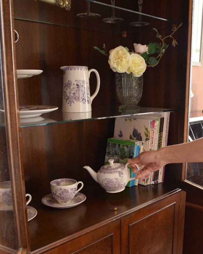 アンティークのキャビネット アンティーク家具 美しいウォルナット材のアンティーク家具、英国のガラスキャビネット(ブックケース) 。たっぷり収納出来ますA4サイズの雑誌も立てて入るので収納力。(q-989-f)