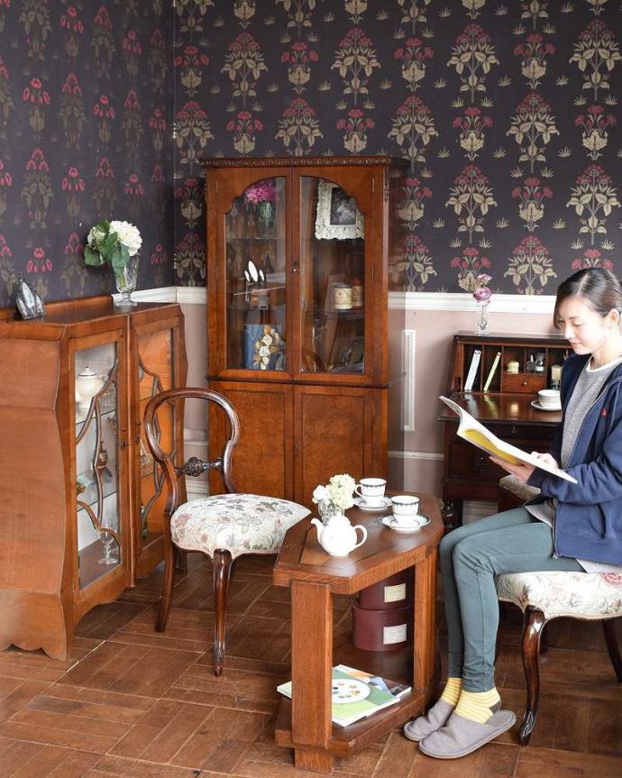 アンティークのキャビネット アンティーク家具 美しいウォルナット材のアンティーク家具、英国のガラスキャビネット(ブックケース) 。色んな家具と合わせてスタイリング書斎や、リビングのイメージでスタイリングしてみました。(q-989-f)