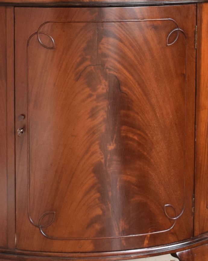 アンティークのキャビネット　アンティーク家具　ハーフムーンのオシャレなカップボード、英国輸入のアンティーク家具。何より魅力なのが、この木目！まるでオーロラのように優雅でしなやかな動きがとても美しいんです。(q-990-f)