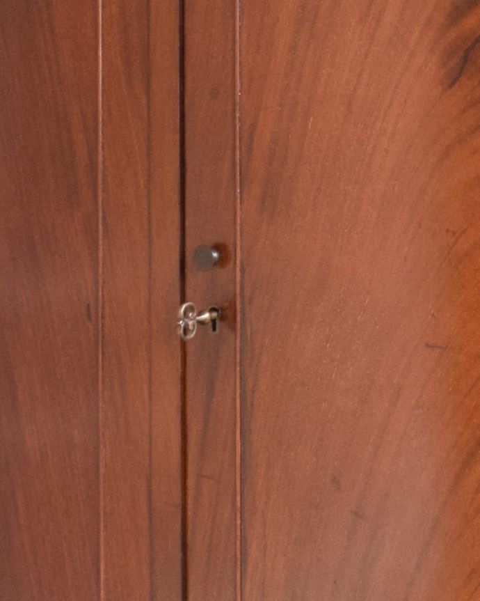 アンティークのキャビネット　アンティーク家具　ハーフムーンのオシャレなカップボード、英国輸入のアンティーク家具。つまみやすい形の取っ手があります。(q-990-f)