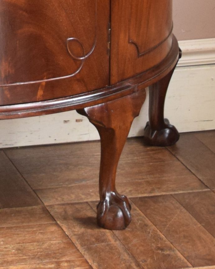 アンティークのキャビネット　アンティーク家具　ハーフムーンのオシャレなカップボード、英国輸入のアンティーク家具。美しい脚がキャビネットをしっかり支えてくれます。(q-990-f)