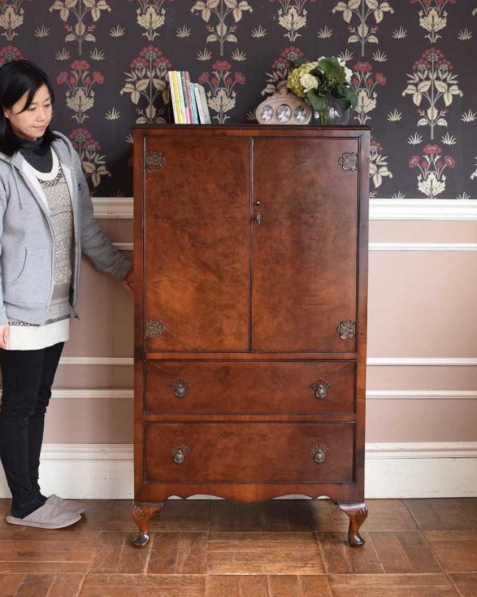 アンティークのチェスト　アンティーク家具　かっこいい木目の英国家具、ウォルナット材のカップボードチェスト 。英国アンティークらしい美しさが際立つ家具細々とした収納も出来ちゃう引き出し収納と扉の収納が両方付いたカップボードチェストはアンティーク家具ではめずらしい形。(q-992-f-1)
