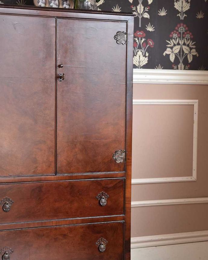 アンティークのチェスト　アンティーク家具　かっこいい木目の英国家具、ウォルナット材のカップボードチェスト 。木目だけの力でここまで美しい･･･アンティーク家具の一番の特長が木目だけで表現する家具の美しさ。(q-992-f-1)