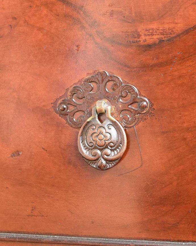 アンティークのチェスト　アンティーク家具　かっこいい木目の英国家具、ウォルナット材のカップボードチェスト 。アンティークらしいデザインの取っ手引き出しの開け閉めもスムーズにできます。(q-992-f-1)