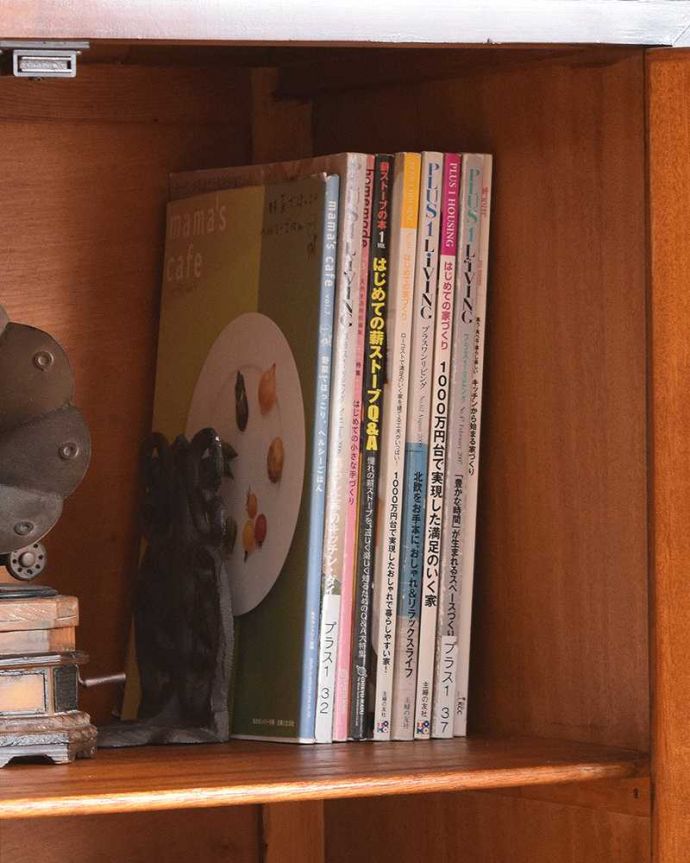 アンティークのチェスト　アンティーク家具　かっこいい木目の英国家具、ウォルナット材のカップボードチェスト 。扉の中は収納たっぷりA4サイズの雑誌までしっかり収納出来ちゃう大きさ。(q-992-f-1)