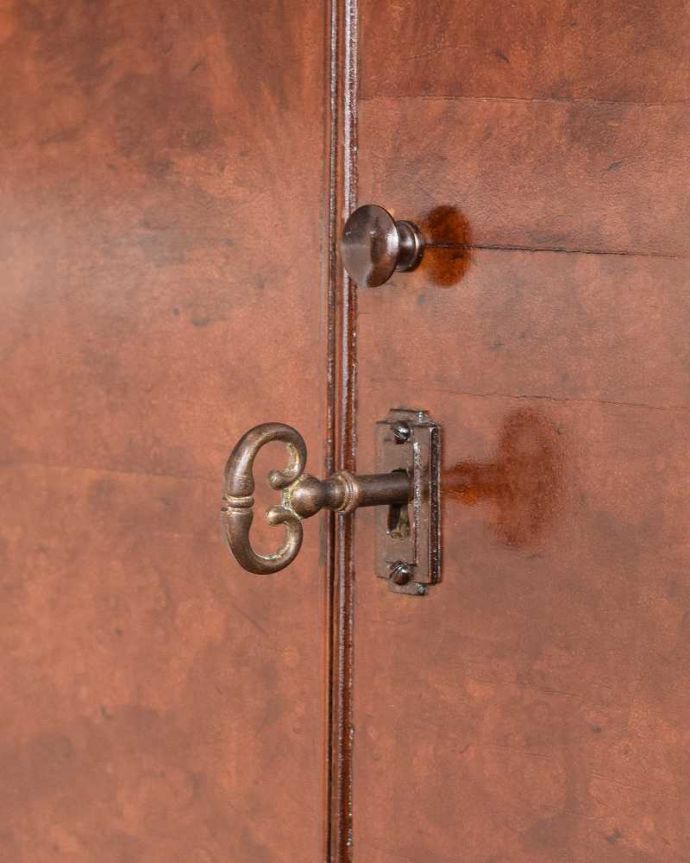 アンティークのチェスト　アンティーク家具　かっこいい木目の英国家具、ウォルナット材のカップボードチェスト 。大切なものも収納出来ますおとぎ話に出てくるような可愛いアンティークの鍵が付いています。(q-992-f-1)