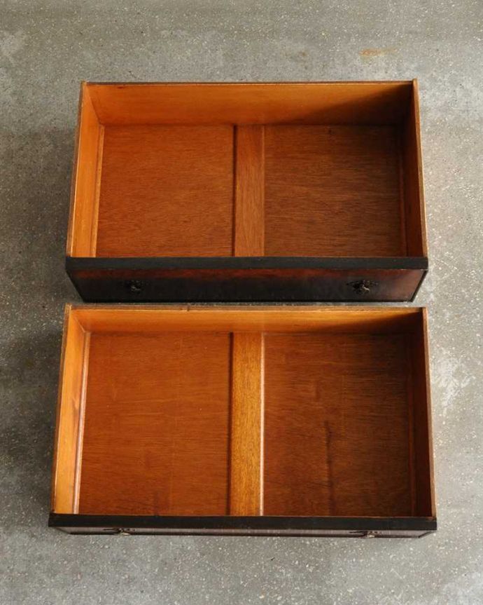 アンティークのチェスト　アンティーク家具　かっこいい木目の英国家具、ウォルナット材のカップボードチェスト 。キレイに修復したので、何を入れてもOK！もちろん引き出しの中も専門の職人が時間をかけてキレイに修復しました。(q-992-f-1)