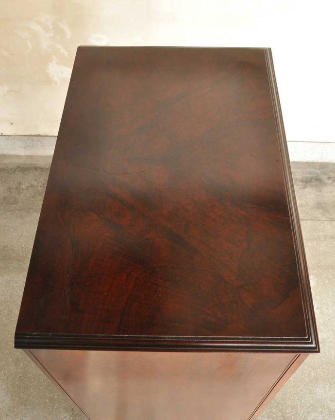 アンティークのチェスト　アンティーク家具　かっこいい木目の英国家具、ウォルナット材のカップボードチェスト 。天板を上から見てみると･･･見えない部分もキレイに仕上げました。(q-992-f-1)