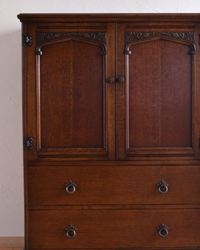 アンティークのチェスト アンティーク家具 葡萄の装飾が美しい、英国輸入のオーク材のカップボードチェスト(食器棚)。落ち着きがあって高級な印象を与えてくれます。(q-994-f)