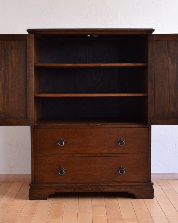 アンティークのチェスト アンティーク家具 葡萄の装飾が美しい、英国輸入のオーク材のカップボードチェスト(食器棚)。扉の中には食器や、雑誌がたっぷりと収納できます。(q-994-f)