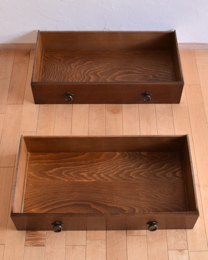 アンティークのチェスト アンティーク家具 葡萄の装飾が美しい、英国輸入のオーク材のカップボードチェスト(食器棚)。引き出しは全部で2杯。(q-994-f)